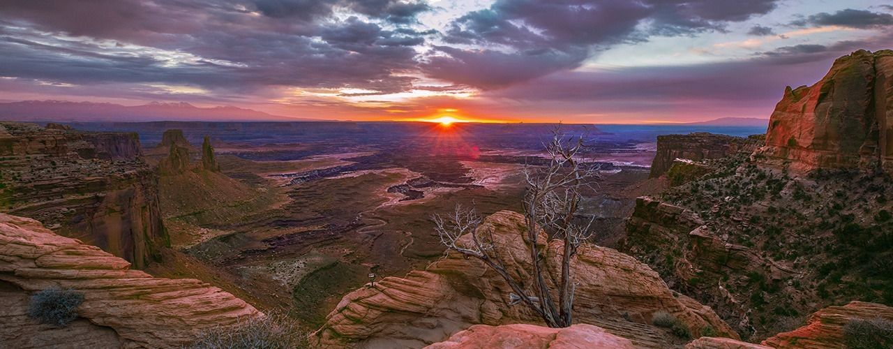 
        <div class='title'>
          canyonlands
        </div>
       