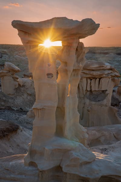 Alien Throne Peeking