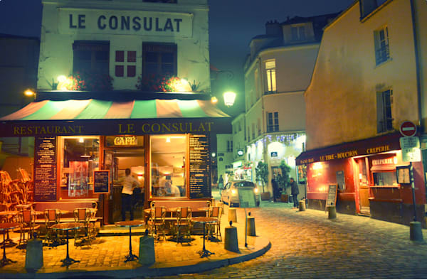 MONTMARTE CAFE AT NIGHT