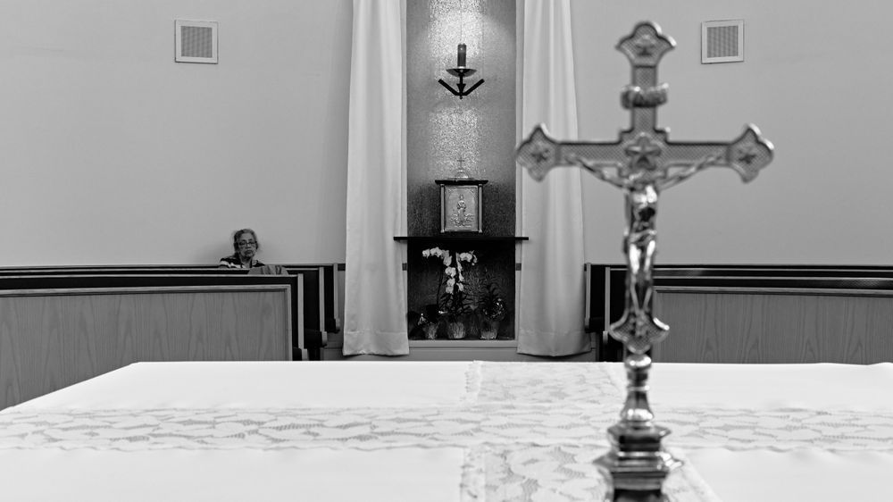Never Alone – Quiet Devotion in an American Catholic Church