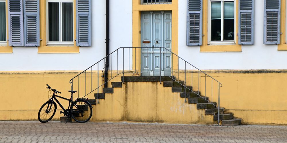 European Door & Bicycle Coffee Mug – Architectural Photography Art Cup for Stylish Home Décor