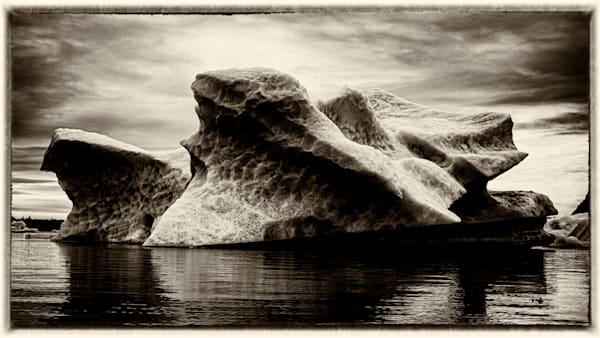 GLACIER MONUMENT -AK