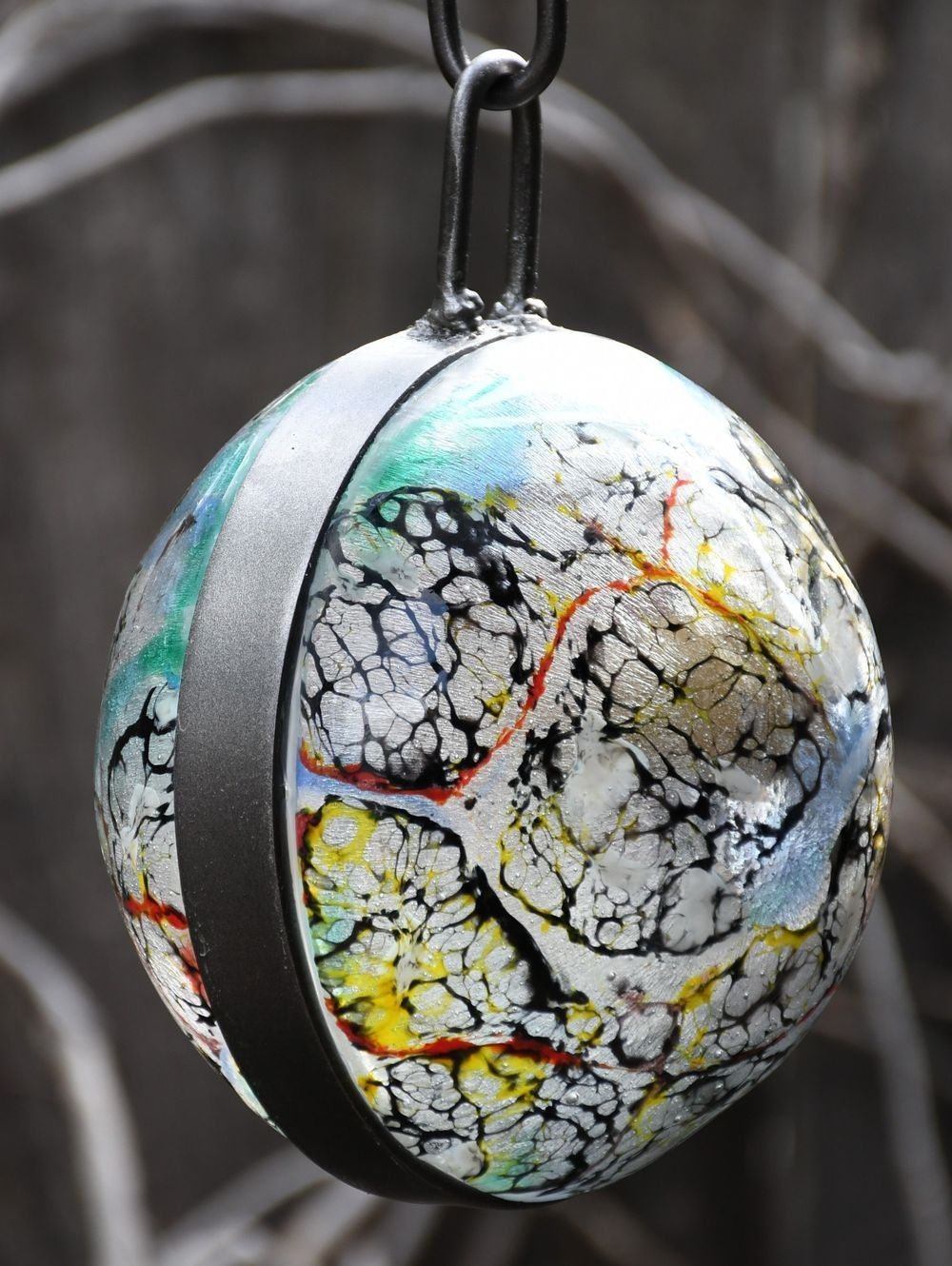 Through observation of garden, nature and the woods, many impressions are translated into glass.