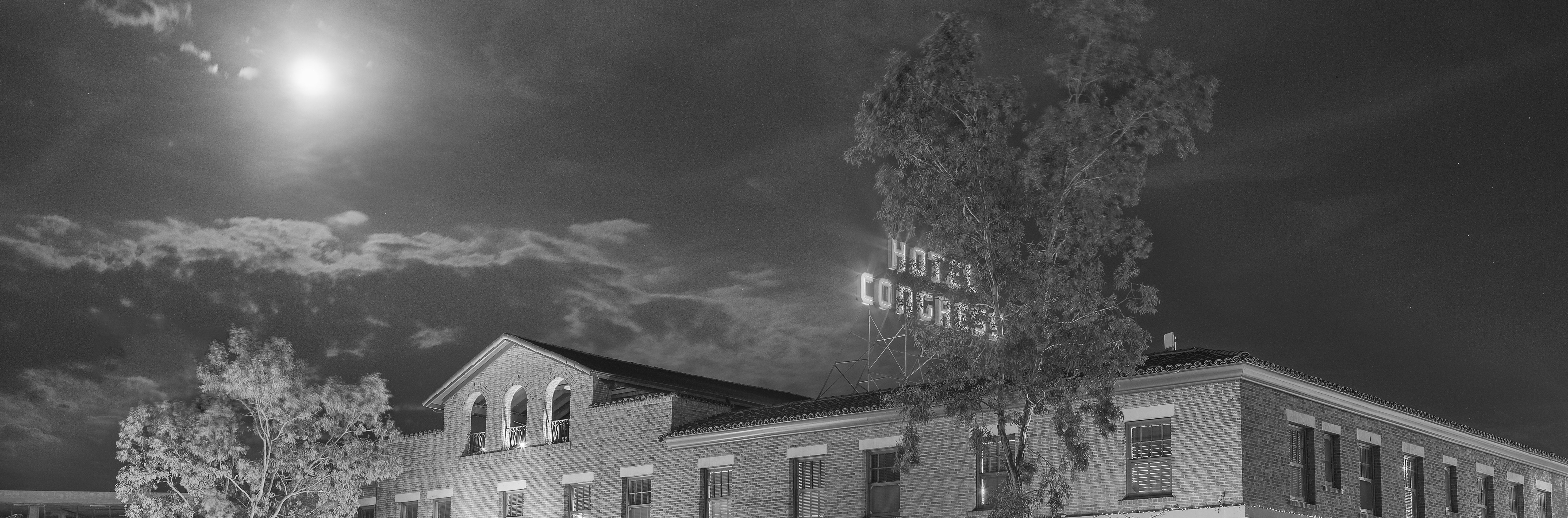 
        <div class='title'>
          Hotel Moon mark cornennnnnnnnnnnliussen
        </div>
       