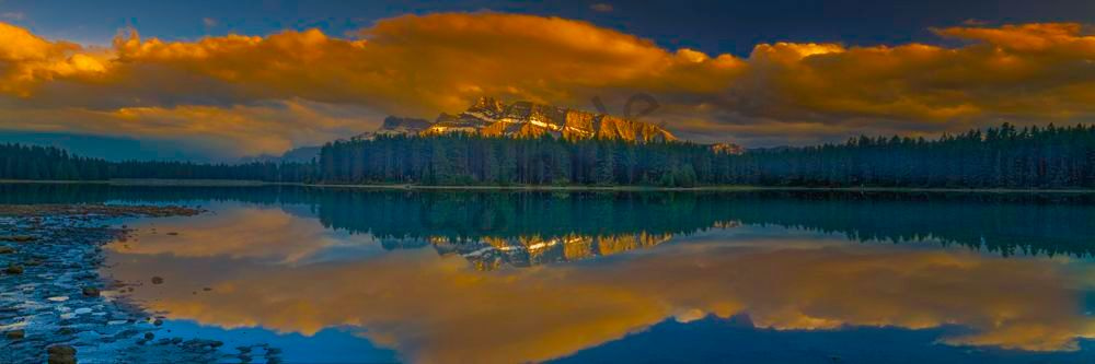 Two Jack Lake & Rundle. - Alpin Glow