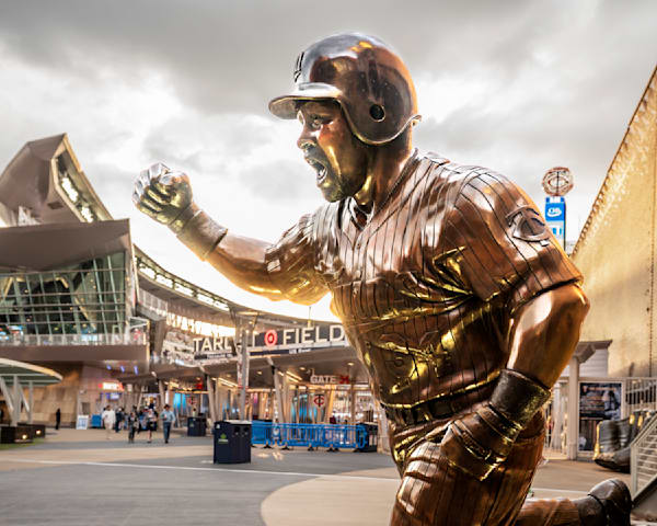 Kirby Puckett Bronze Statue at Target Field - Minnesota Sports Tribute