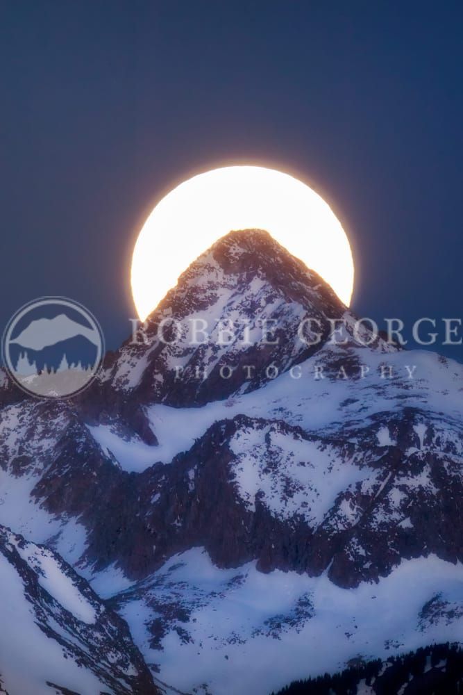 Supermoon Captured in Stunning Detail by Robbie George Photo