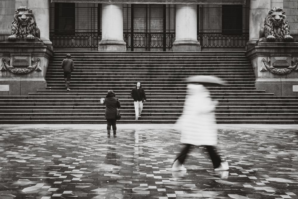 Symmetry Interrupted – Black and White Urban Photography | Luis R.R. Siqueira