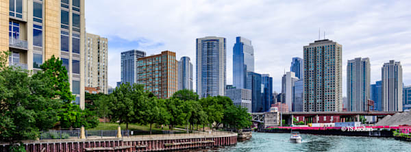 Wolf Point East & Canal Street Skyline — Chicago River Panorama