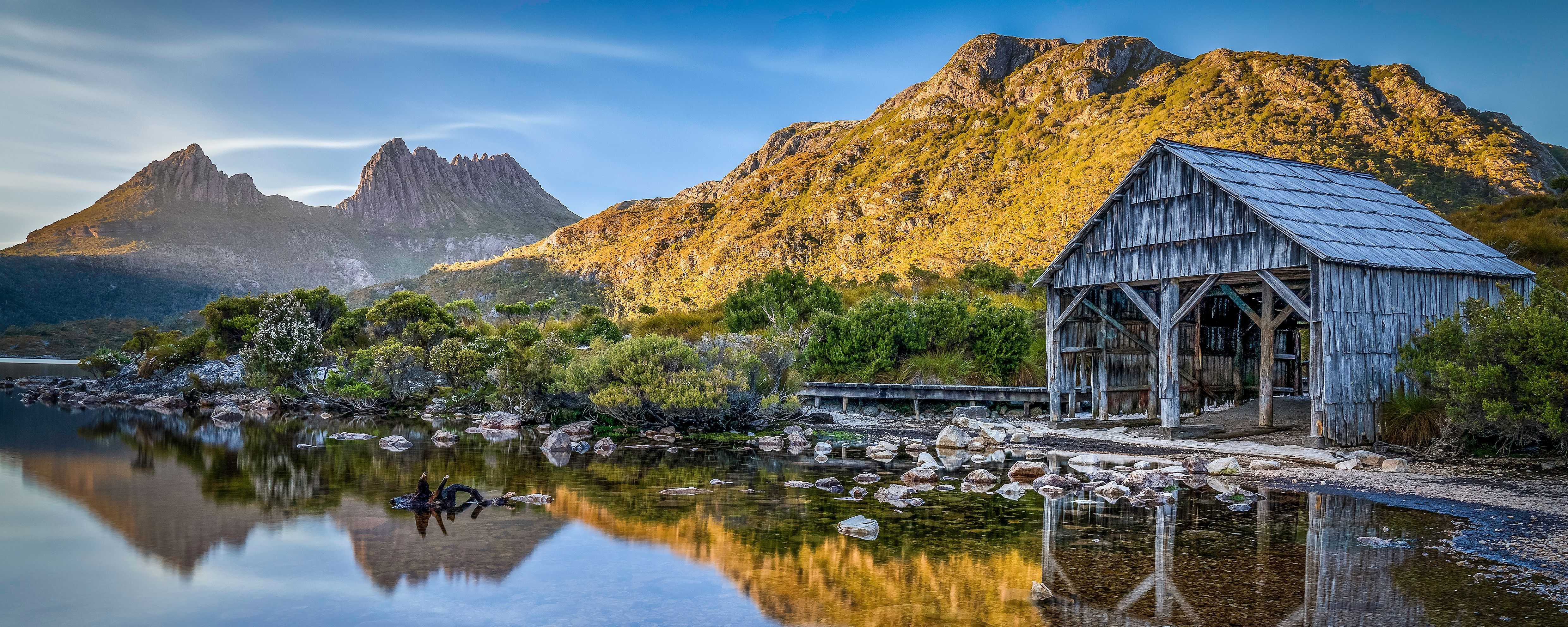 
        <div class='title'>
          B SLIDER Cradle Mountain Boat House Sunrise
        </div>
       