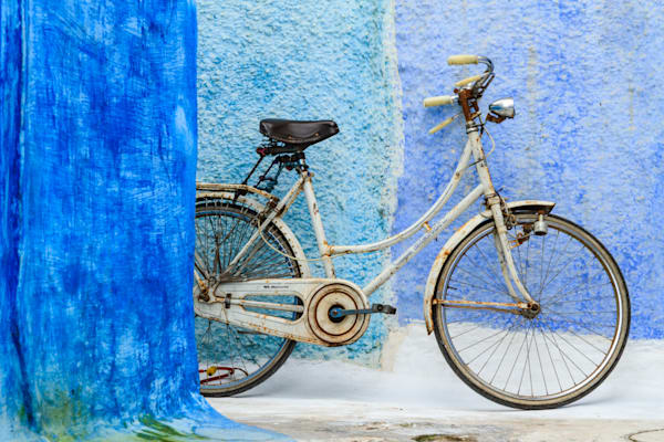 Blue rider - Decorative image combining vintage bicycle and color texture
