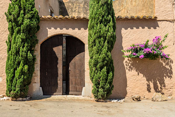 Mediterranean Balance - Harmonious facade blending nature, structure, and light