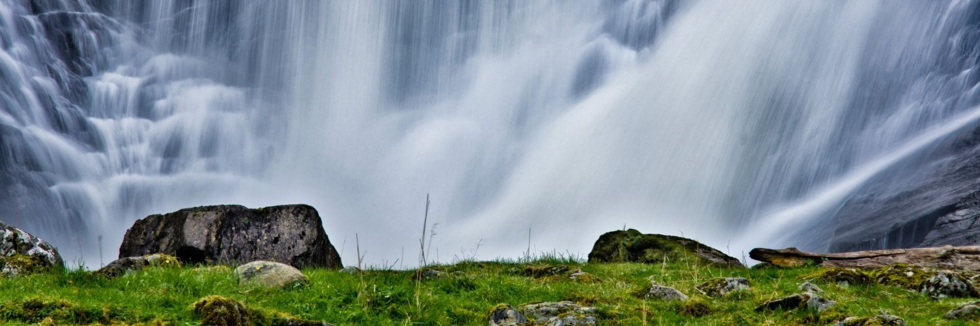 
        <div class='title'>
          Waterfall backdrop
        </div>
       